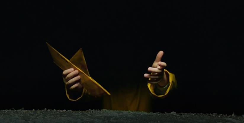 IT: Capitolo Due, alcune scene controverse del romanzo saranno nel film Barchetta e impermedabile giallo che emergono dal buio delle fogne