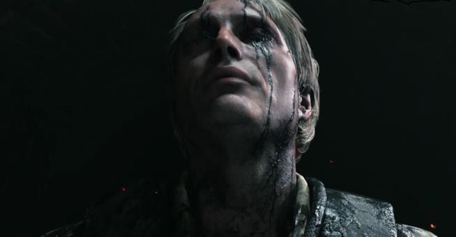 Death Stranding, ecco cosa succede guardando i 2 trailer contemporaneamente Un primo piano di Mads Mikkelsen in Death Stranding