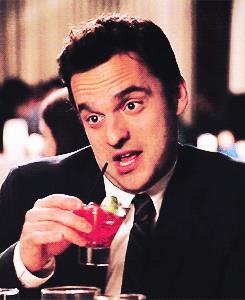 Nick di New Girl bene un cocktail con classe New Girl - Nick e il suo cocktail