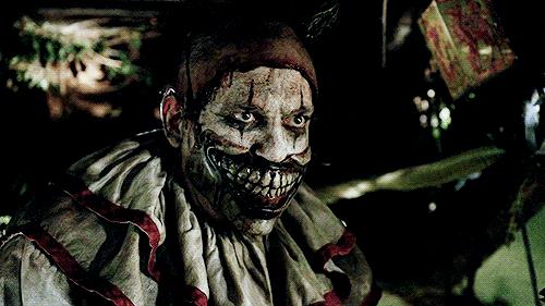 Twisty The Clown è uno dei mostri di Halloween Twisty in una scena di American Horror Story