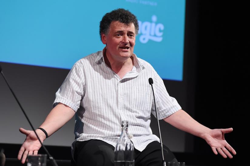 Steven Moffat lavora alla serie TV The Time Traveler's Wife Steven Moffat sceneggiatore e showrunner TV