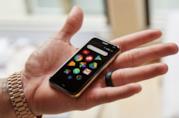 Palm è il nuovo smartphone Android con display da 3.3" Le ridotte dimensioni di Palm mostrate nel palmo di una mano