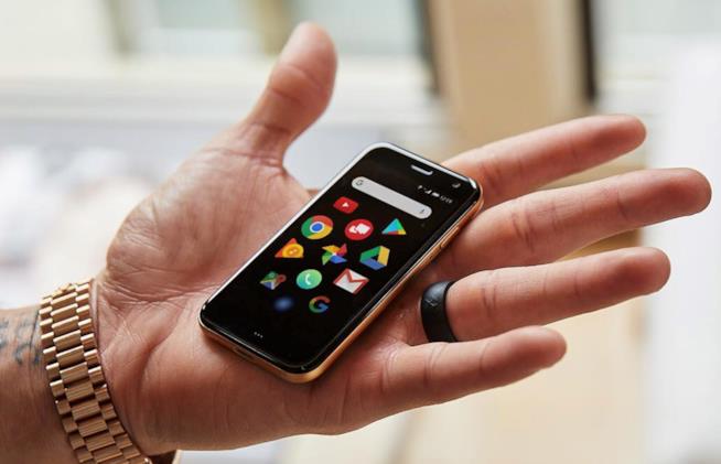 Palm è il nuovo smartphone Android con display da 3.3" Le ridotte dimensioni di Palm mostrate nel palmo di una mano