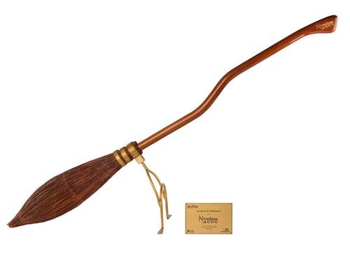 La Nimbus 2000 ricreata da alcuni ebanisti La replica della Nimbus 2000 è acquistabile in rete