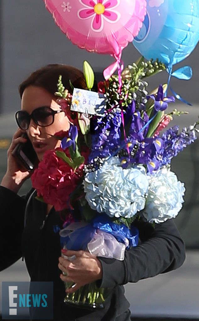 La donna sospetta con i palloncini per Beyoncé Palloncini per bimbo e bimba e bouquet per Beyoncé