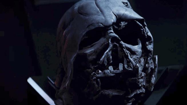 Star Wars, arrivano le prime ipotesi sull'interprete di Darth Vader in Rogue One La maschera di Darth Vader in Il Risveglio Della Forza