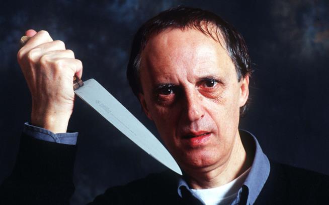 Dario Argento in collaborazione con Dylan Dog Dario Argento in posa con un coltello