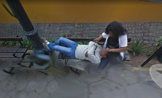 Divorzia dopo aver scoperto il tradimento della moglie su Google Maps Foto di Google Masp che mostra una donna sposata insieme alll'amante