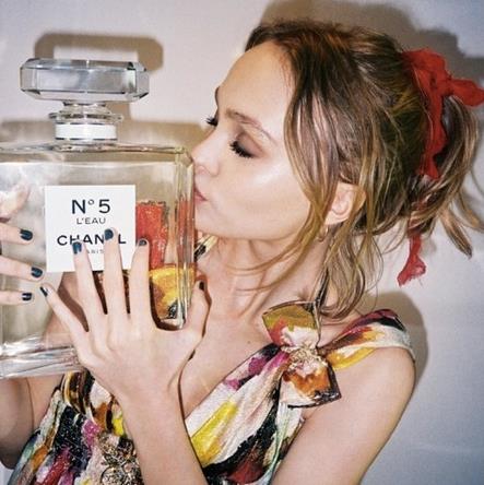 Lily-Rose Depp testimonial di Chanel n.5 l'EAU Lily-Rose Depp bacia il profumo Chanel n.5