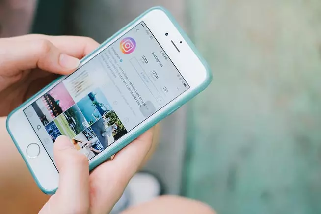 Instagram introduce nuove funzioni per migliorare l'esperienza d'uso degli ipovedenti Instagram in esecuzione su un iPhone