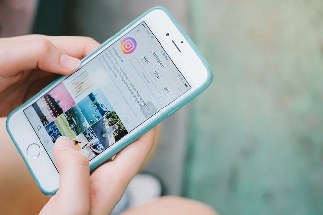 Instagram introduce nuove funzioni per migliorare l'esperienza d'uso degli ipovedenti Instagram in esecuzione su un iPhone