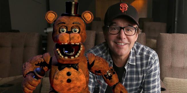 A sinistra uno dei personaggi di Five Nights at Freddy's, a destra il cineasta Chris Columbus A sinistra uno dei pupazzi animatronici di Five Nights at Freddy's, a destra Chris Columbus