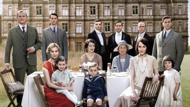 Comunicata la d'uscita del film di Downton Abbey La famiglia Crawley in posa in giardino
