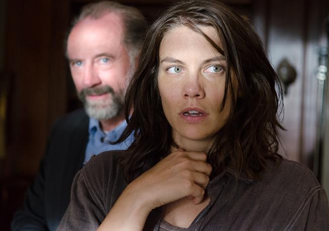 Maggie e Gregory sul set della puntata 11 della sesta stagione di The Walking Dead Xander Berkeley (Gregory) e Lauren Cohan (Maggie) nell'episodio 6x11 di The Walking Dead