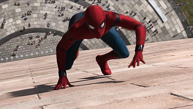 Spider-Man: Homecoming, gli sceneggiatori torneranno per il sequel Tom Holland si arrampica sui muri in una scena di Spider-Man: Homecoming