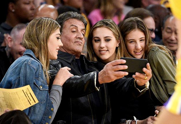 Sylvester Stallone, le sue figlie saranno Miss Golden Globe 2017 Sylvester Stallone scatta un selfie con le tre figlie
