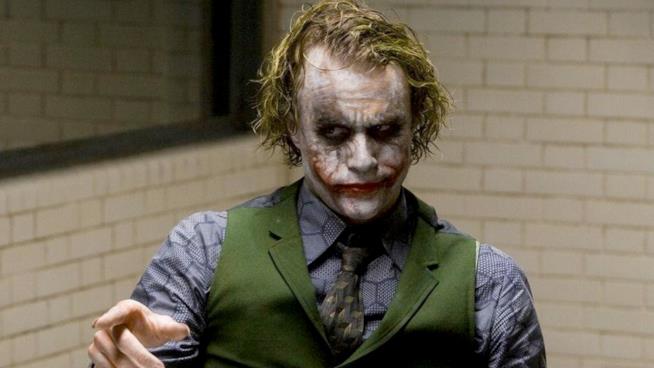 I fan ricordano Heath Ledger ad undici anni dalla sua morte Heath Ledger nei panni di Joker in una scena de Il Cavaliere Oscuro