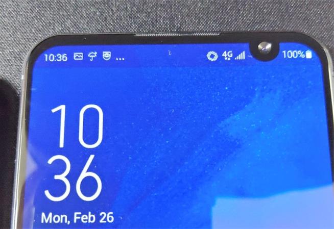Un leak rivela in anteprima il nuovo ASUS ZenFone 6 Una immagine trapelata in rete mostra la posizione insolita della tacca di ASUS ZenFone 6