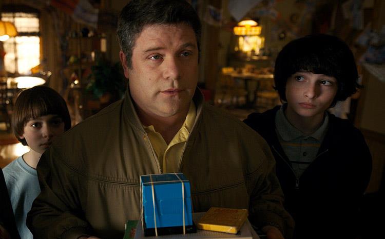Sean Astin parla del sequel de I Goonies Sean Astin in una scena di Stranger Things 2