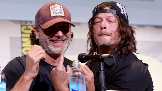 Andrew Lincoln e Norman Reedus: continuano gli scherzi tra i due attori di The Walking Dead Andrew Lincoln, Norman Reedus e lo scherzo dei glitter al San Diego Comic-Con 2016