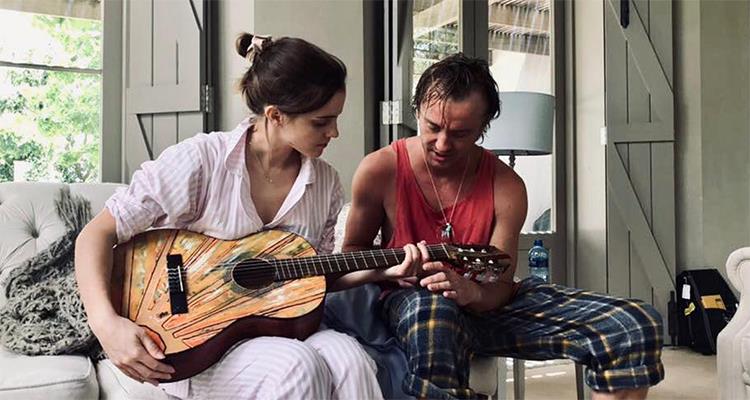 Tom Felton insegna a suonare la chitarra a Emma Watson Emma Watson e Tom Felton in uno scatto su Instagram