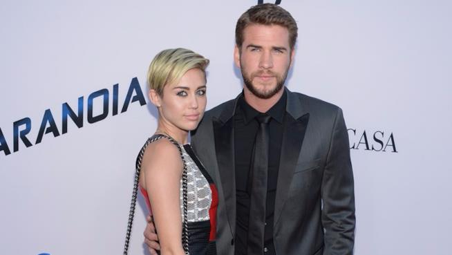 Miley Cyrus non vuole sposare Liam Hemsworth Miley Cyrus e Liam Hemsworth a un evento ufficiale