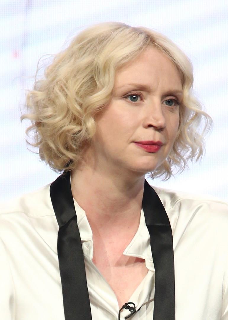 L'attrice Gwendoline Christie Gwendoline Christie indossa una camicetta bianca durante una conferenza