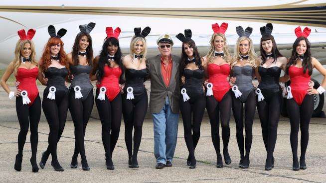 Hugh Hefner, primo uomo sulla copertina di Playboy Hugh Hefner con le conigliette di Playboy