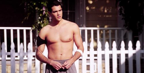 Jonh Rowland Jesse Metcalfe in una scena di Desperate Houswives