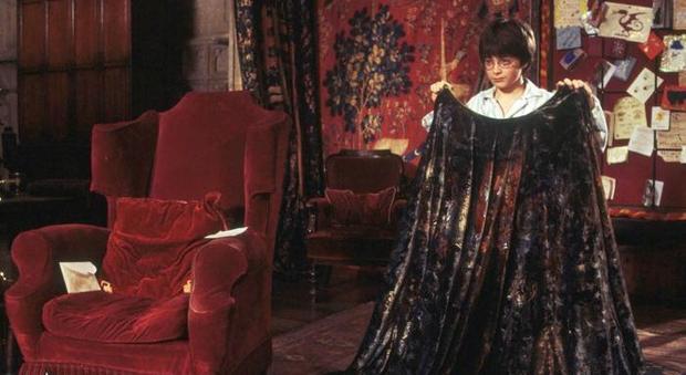 Il Mantello dell'Invisibilità sfrutta la realtà aumentata per far sparire l'indossatore Harry Potter con il mantello tra le mani