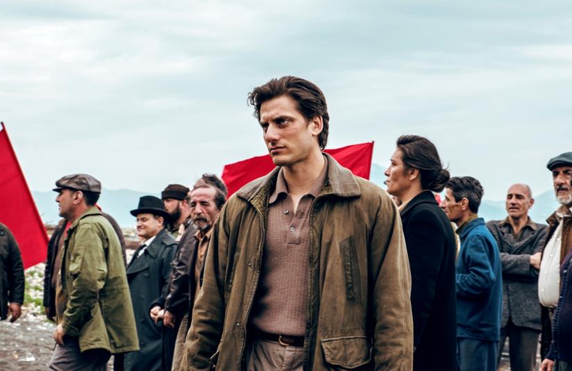 Martin Eden, Napoli e il mare: il significato del finale del film Luca Marinelli è Martin Eden