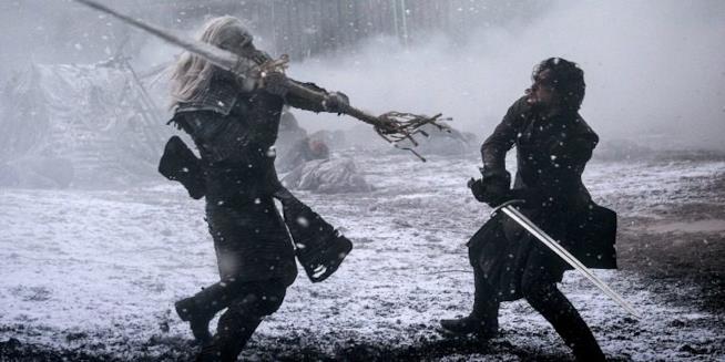 Jon Snow combatte contro gli Estranei. HBO contro gli spoiler Una sequenza di Game of Thrones