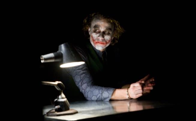 Heath Ledger: da Il cavaliere oscuro a Parnassus, 7 film per riscoprirlo Heath Ledger in una scena de Il cavaliere oscuro