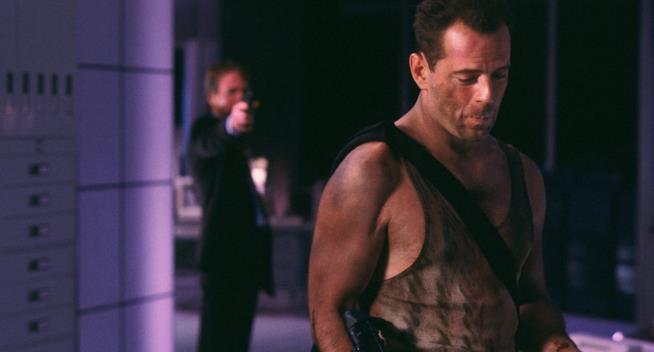 La saga di Die Hard si arricchisce di un nuovo capitolo: il titolo del prossimo film sarà McClane Bruce Willis in una scena di Trappola di cristallo