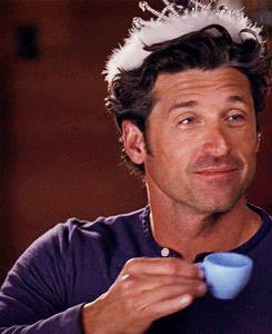 Derek Shepherd al momento del tè. Una gif di Derek Shepherd che gioca a bere il tè con la figlia.