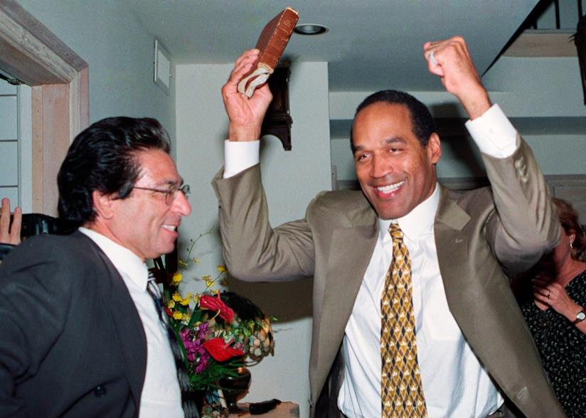 Il caso O.J. Simpson: il ruolo di Robert Kardashian Robert Kardashian con O.J. Simpson