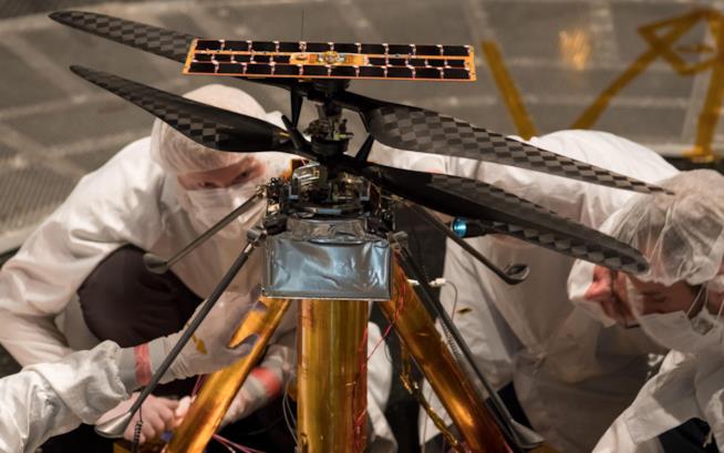 Eilicottero NASA Due scienziati intenti a mettere a punto l'elicottero prima di una fase di test di volo