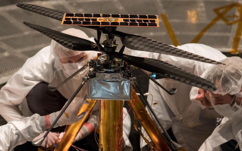 Eilicottero NASA Due scienziati intenti a mettere a punto l'elicottero prima di una fase di test di volo