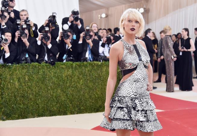 Taylor Swift, la foto con il dj che l'ha molestata fa il giro del web Taylor Swift sul red carpet