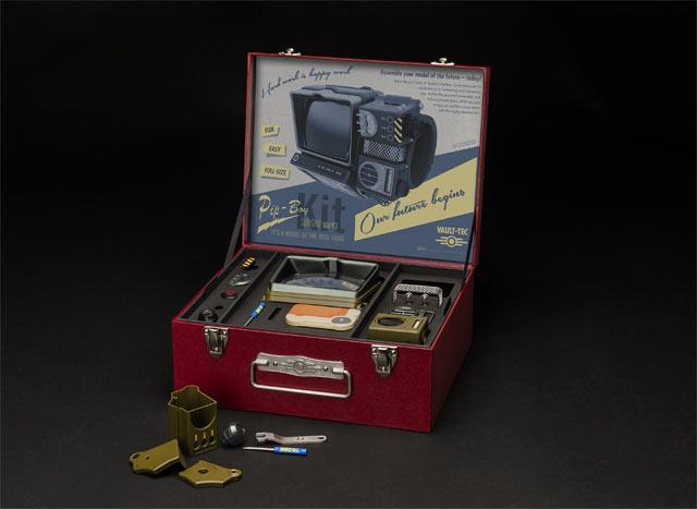 Il contenuto del bundle del Pip-Boy 2000 Il Pip-Boy 2000 di Fallout 76 prima di essere assemblato