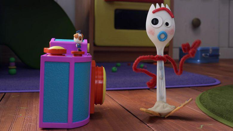 Forky Forky davanti una macchina fotografica giocottolo