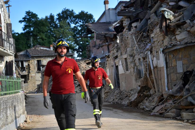 L'IA per predire le scosse di assestamento I soccorsi in una zona devastata dal terremoto