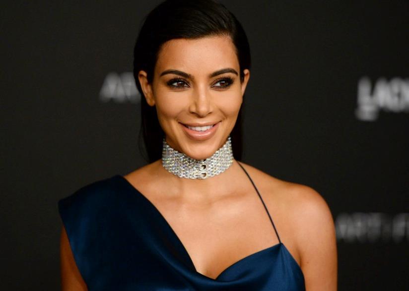 Kim Kardashian ringrazia con dei fiori Emily Ratajkowski Primo piano di Kim Kardashian