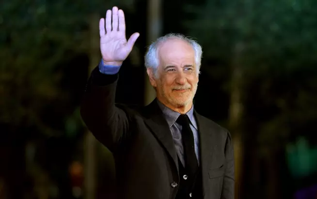Toni Servillo al cinema con il film Le Confessioni Servillo dal 21 aprilei è nelle sale cinematografiche con la pellicola Le Confessioni