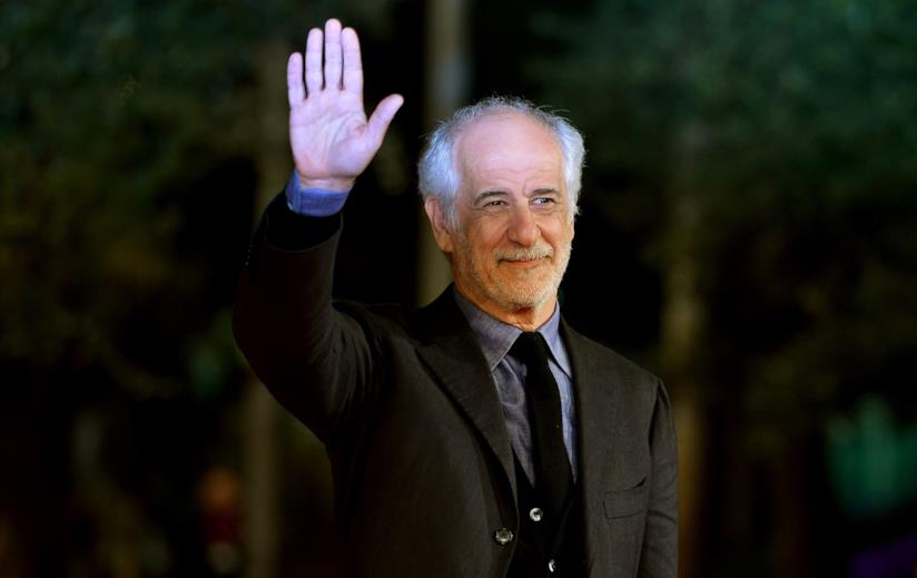 Toni Servillo al cinema con il film Le Confessioni Servillo dal 21 aprilei è nelle sale cinematografiche con la pellicola Le Confessioni