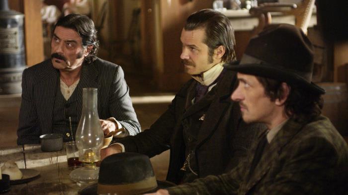 Deadwood Al Swearengen con Seth Bullock seduti alla taverna