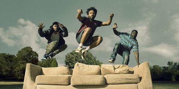 Atlanta I protagonisti della serie Atlanta saltano su un divano