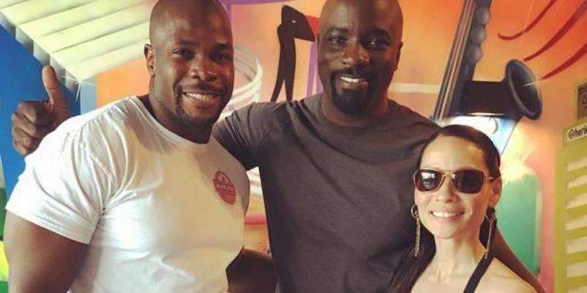 Luke Cage: Lucy Liu con le star dello show Lucy Liu con le star di Luke Cage