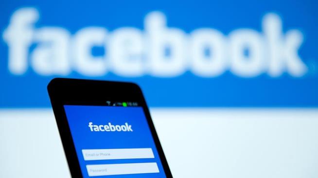 Facebook: su alcuni smartphone Android la sua app è pre-installata e non può essere cancellata Pagina di log-in di Facebook su uno smartphone Android