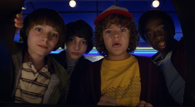 Il giovane cast di Stranger Things I ragazzi di Hawkins in una scena della serie